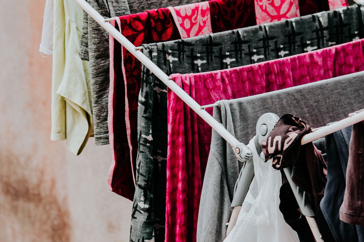 Розкрито спосіб вивести запах вогкості з одягу після прання. Блогерка порадила під час сушіння одягу використовувати вентилятор.
