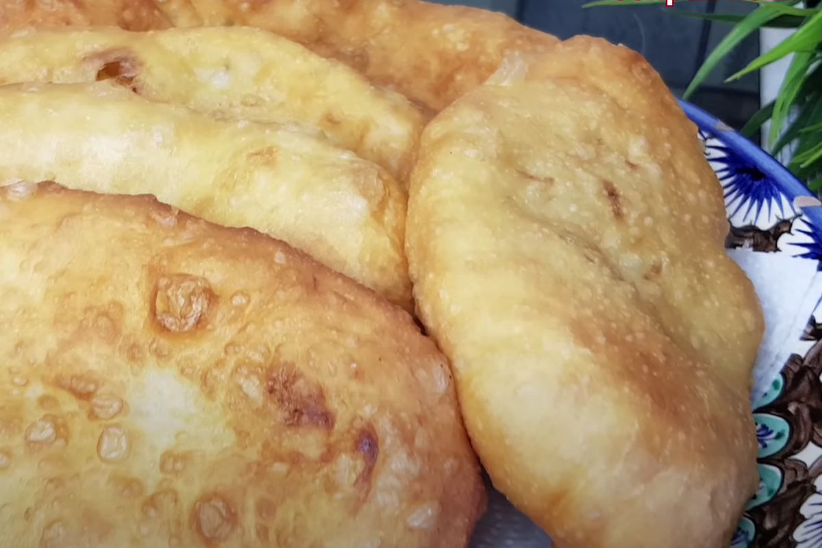 Смачні пиріжки з картоплею — хрусткі зовні, повітряні всередині. Ті самі, як у їдальнях.