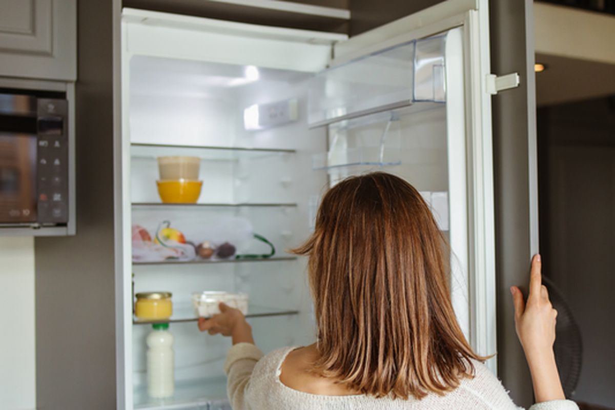 Навіщо в холодильник на ніч потрібно ставити блюдце з горілкою. Несподівана користь.