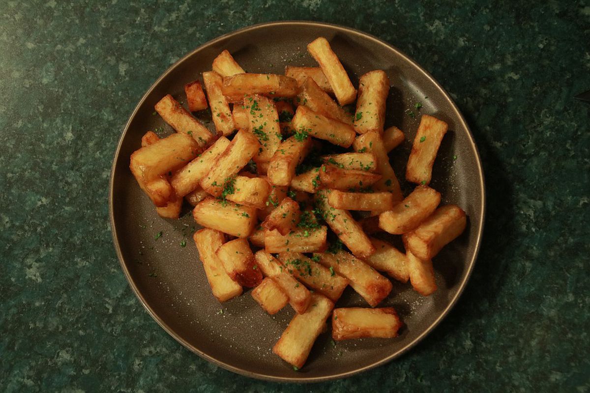 Які компоненти додати до смаженої картоплі, щоб смак страви став вишуканим. Кухарі розкрили секрети.