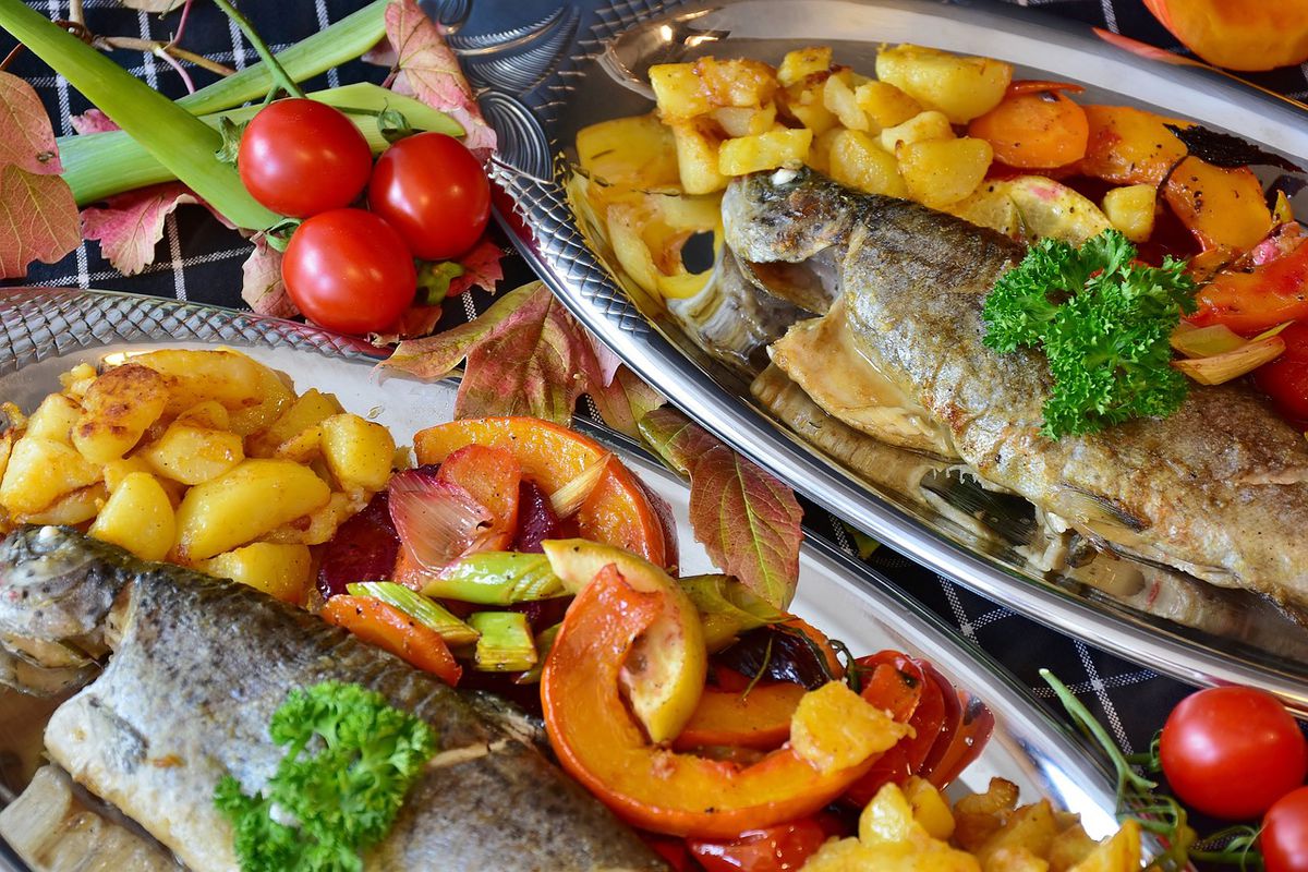 Часті помилки при приготуванні запеченої риби, які роблять її сухою та несмачною. Чого слід уникати, щоб рибні страви завжди виходили неймовірно апетитними.