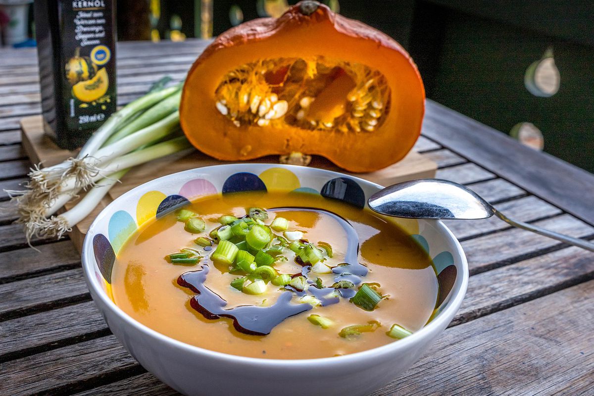Найбільш осінній — як зробити гарбузовий суп ідеальним. Це яскраве і ароматне блюдо можна вивести на новий рівень, скориставшись нескладними порадами.