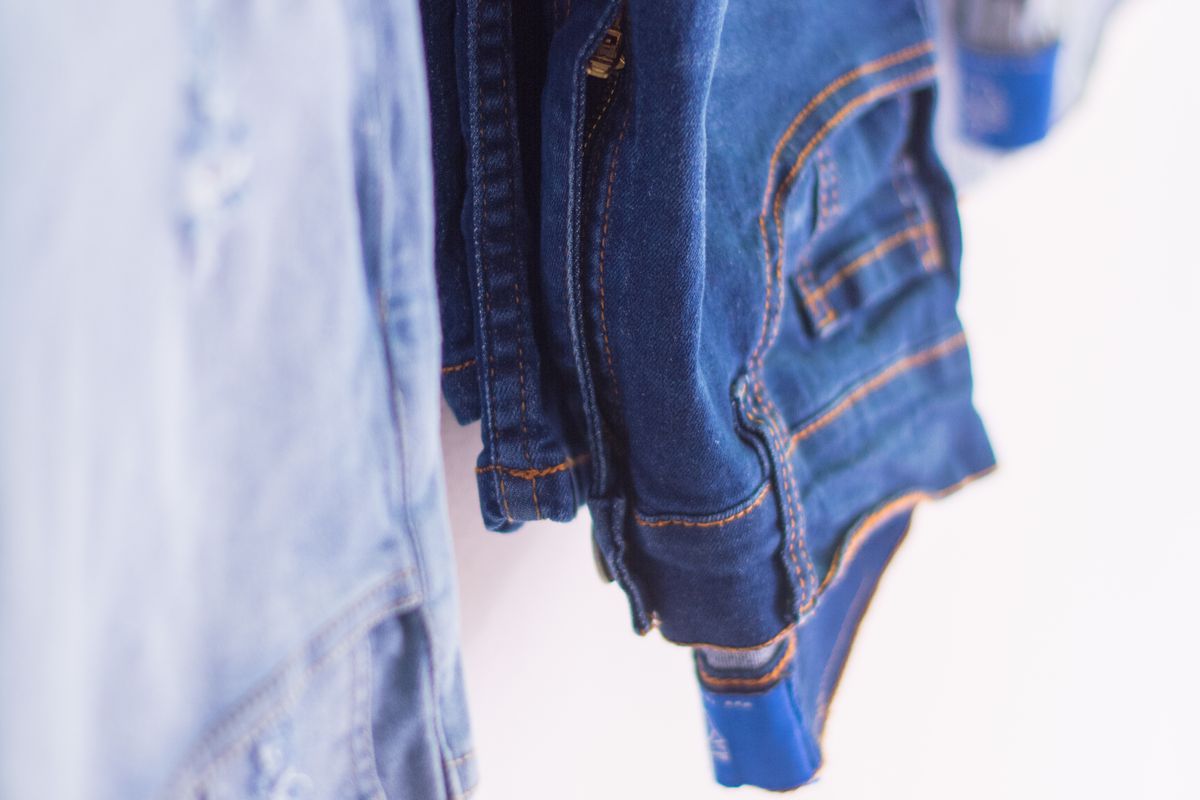 Важливі дії перед пранням джинсів, які багато хто забуває зробити. Як зберегти первісний вигляд виробу під час прання.