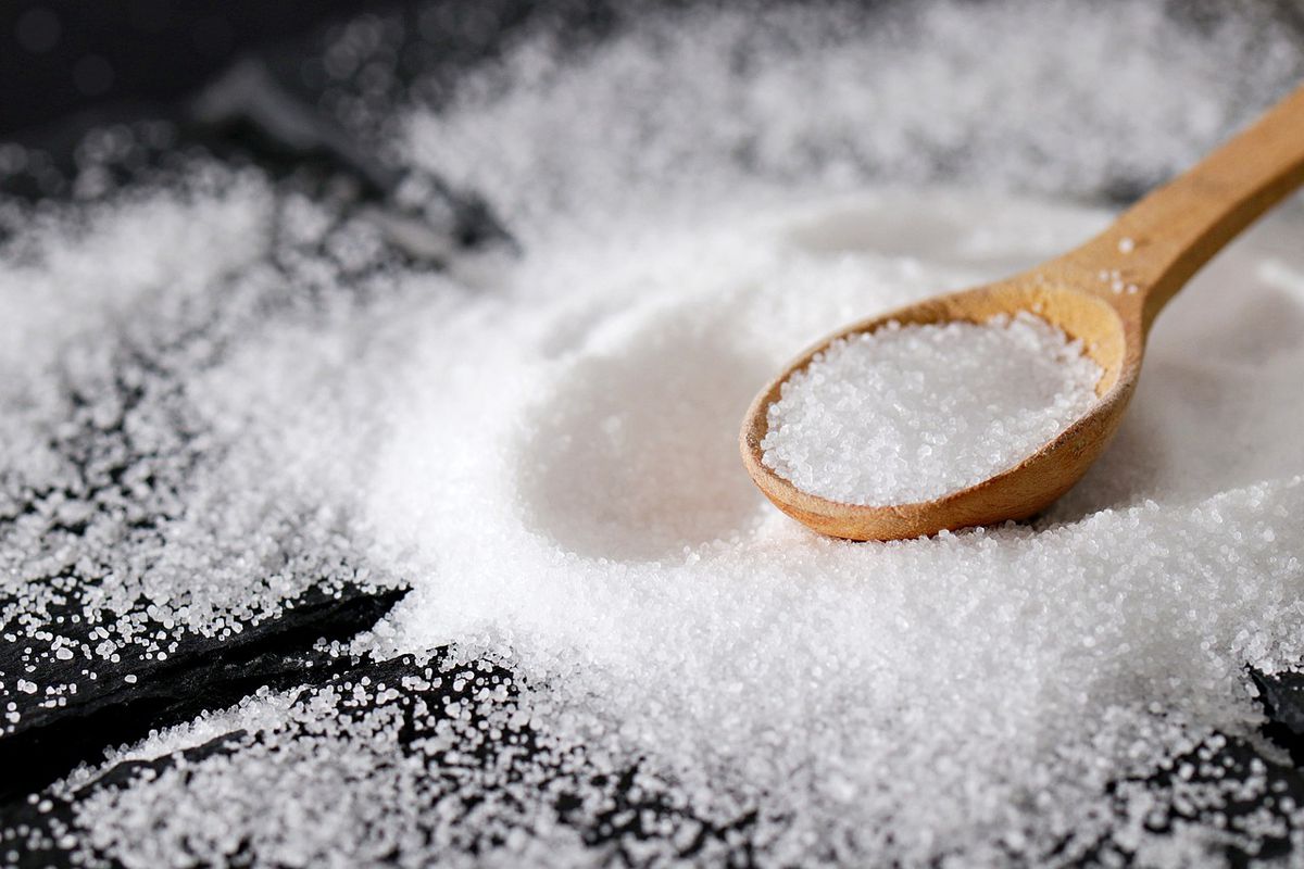 Вчені виявили, що зловживання сіллю підвищує рівень гормону стресу в організмі. Більшість дорослих людей з'їдають майже 9 грамів солі на день, адже рекомендована доза — менше 6 грамів.