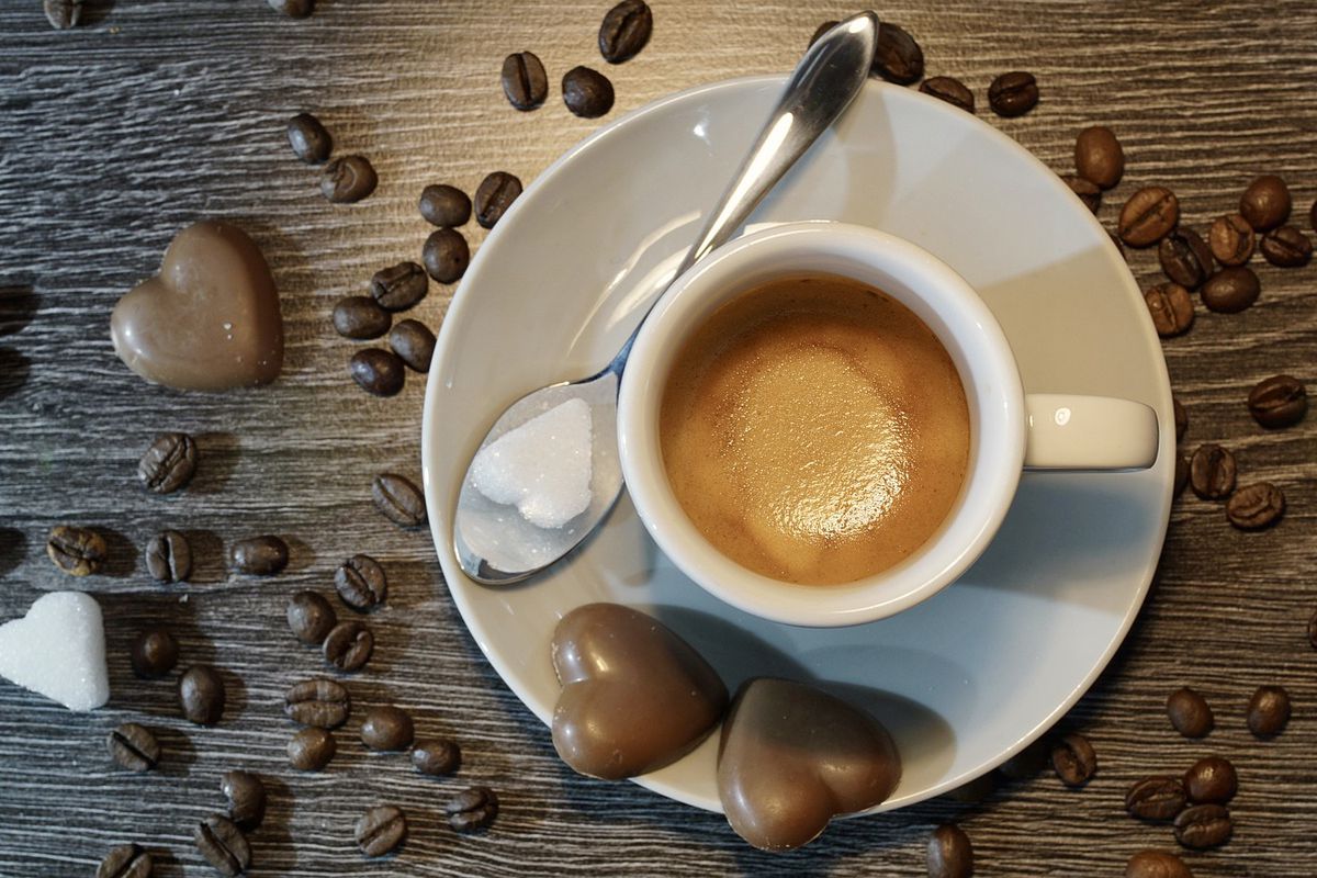 Як правильно пити каву: з цукром чи без нього. Як цукор впливає на смак напою.