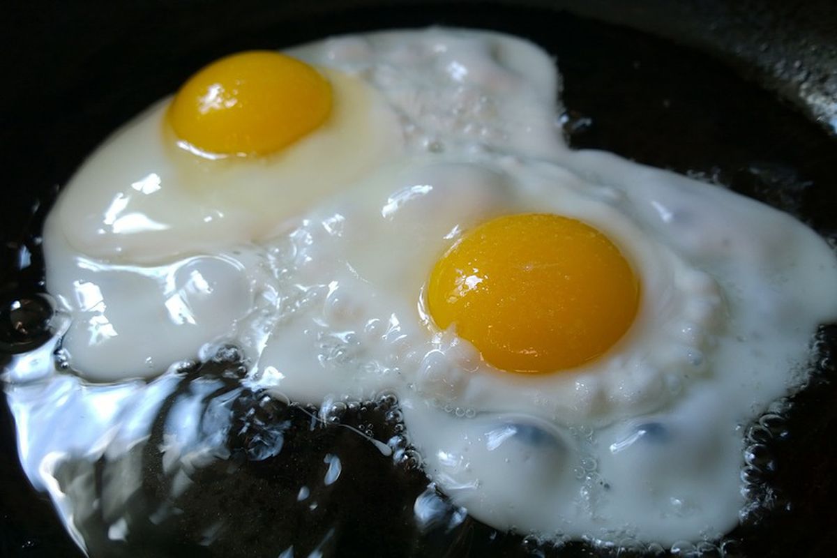 Навіщо досвідчені кулінари протикають яєчню виделкою під час смаження. Секрети приготування ідеальної страви.