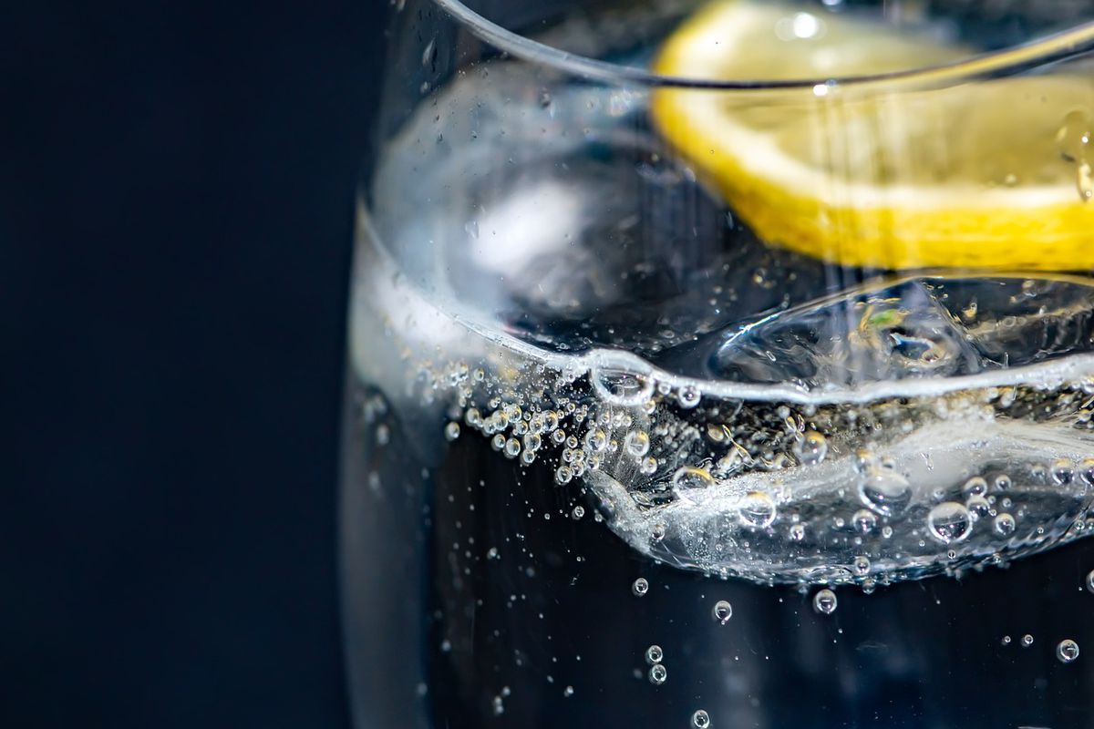 Дієтологи спростували міфи про користь води з лимоном. У напою є корисні і шкідливі властивості.