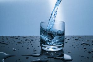 Дієтологи розвіяли міфи про чудодійний вплив води на схуднення