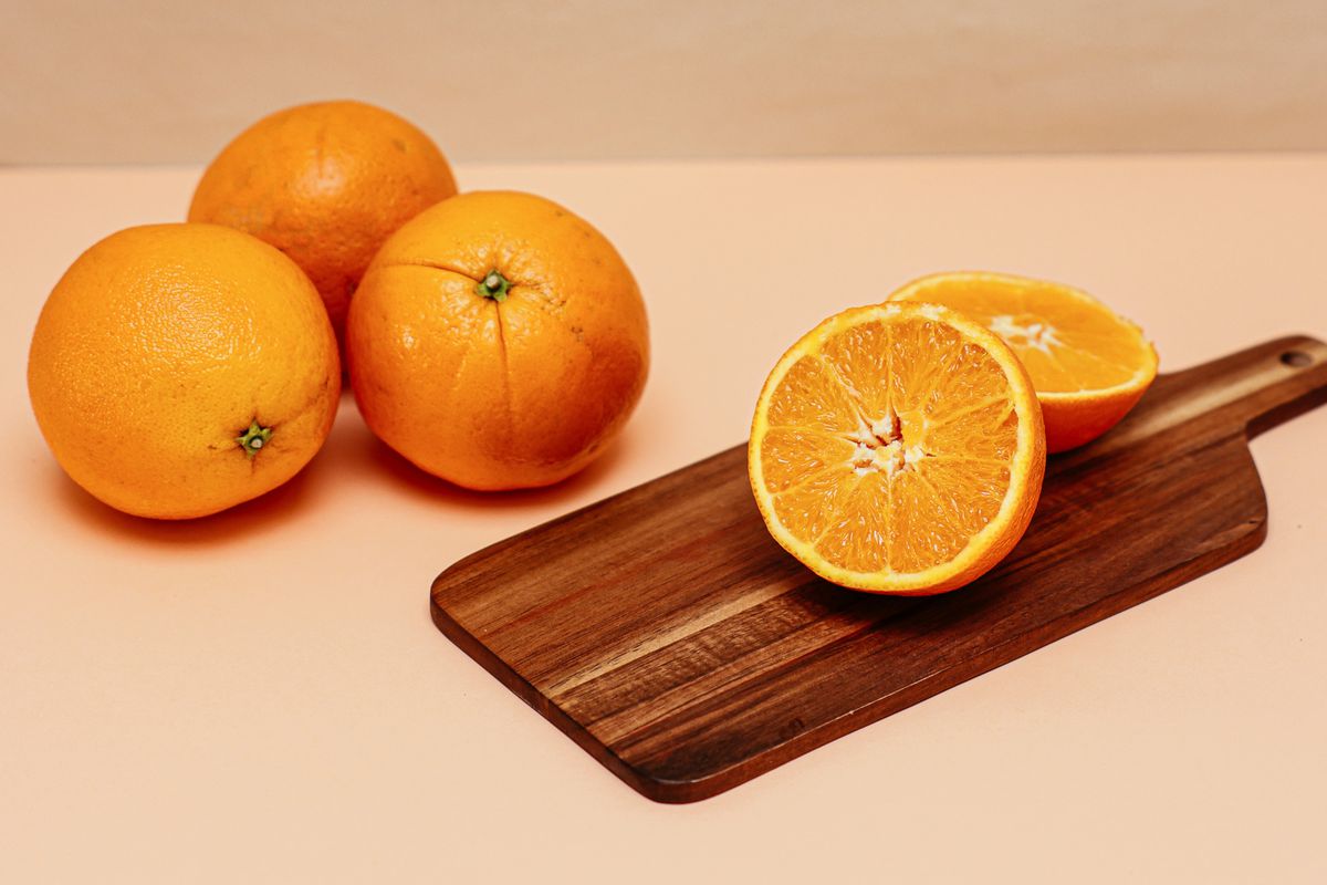 Як очистити апельсин, не проливши жодної краплі соку. Простий і швидкий спосіб.