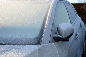 Ніякого окропу: як швидко прибрати лід з лобового скла автомобіля