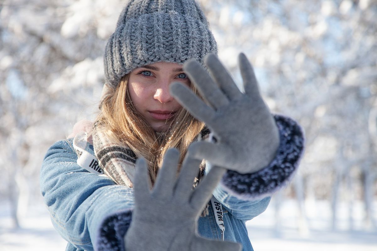 Чому одних лише рукавичок мало, щоб взимку врятувати руки від почервоніння. Дерматологи заявили про марність рукавичок при перепадах температури.