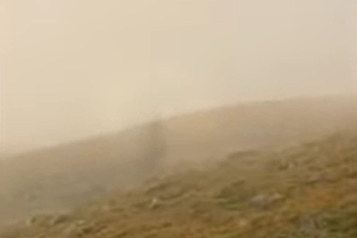 Турист зустрів у тумані привид, але зрозумів, що це його власна тінь. Хлопець зняв видовище на відео.