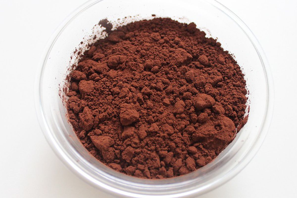Блогерка використала какао замість сухого шампуню та відзначила його ефективність. Дівчина показала, як повторює побачений нею в мережі лайфхак.