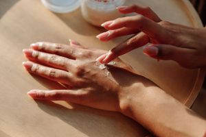 Дієві скандинавські поради, які допоможуть захистити шкіру рук взимку