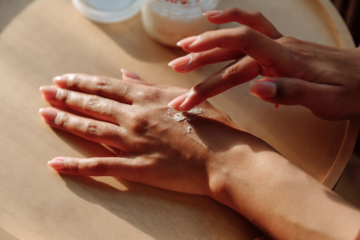 Дієві скандинавські поради, які допоможуть захистити шкіру рук взимку. Важливий комплексний підхід і режим.