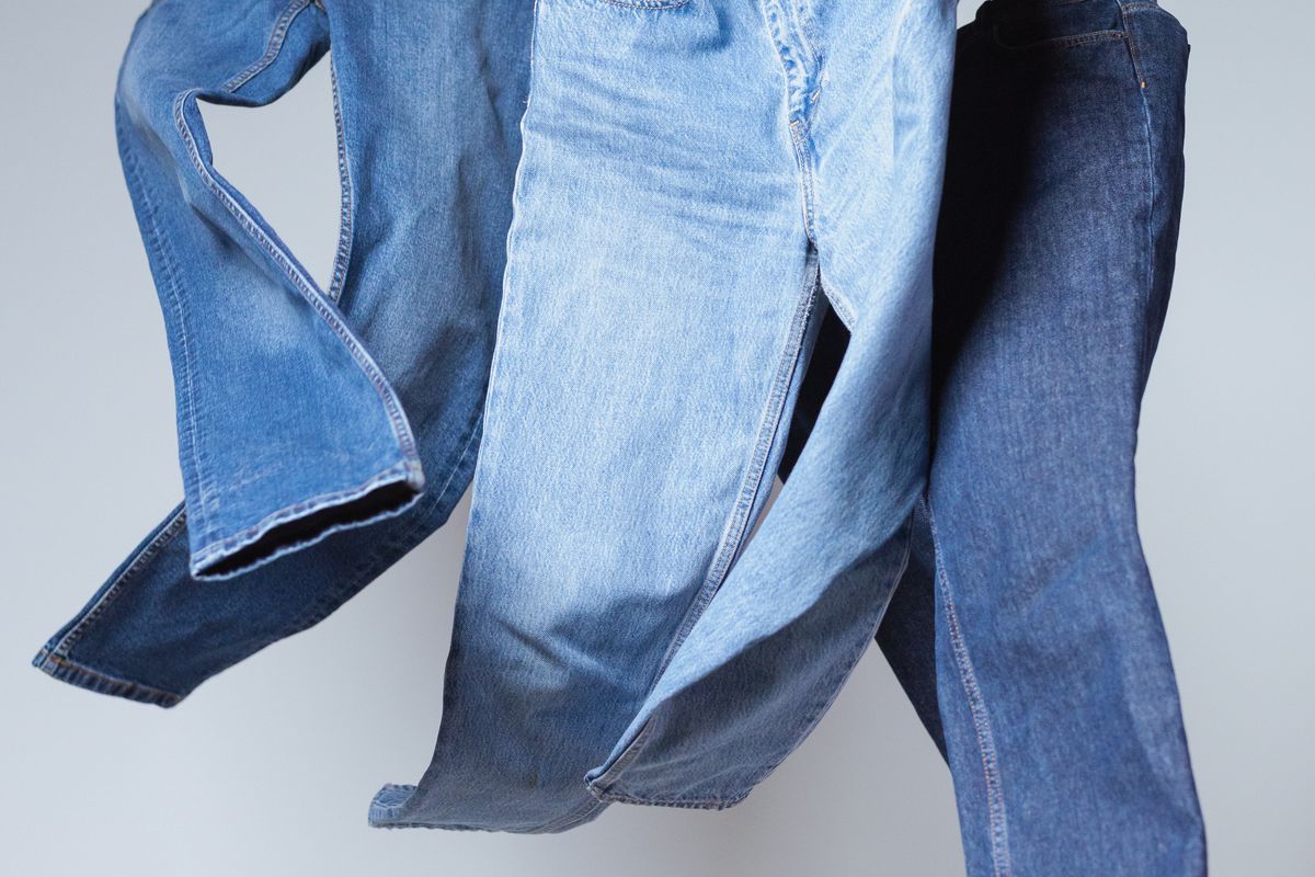Як правильно складати джинси у шафі, щоб вони не м'ялися. Просте правило зберігання штанів.
