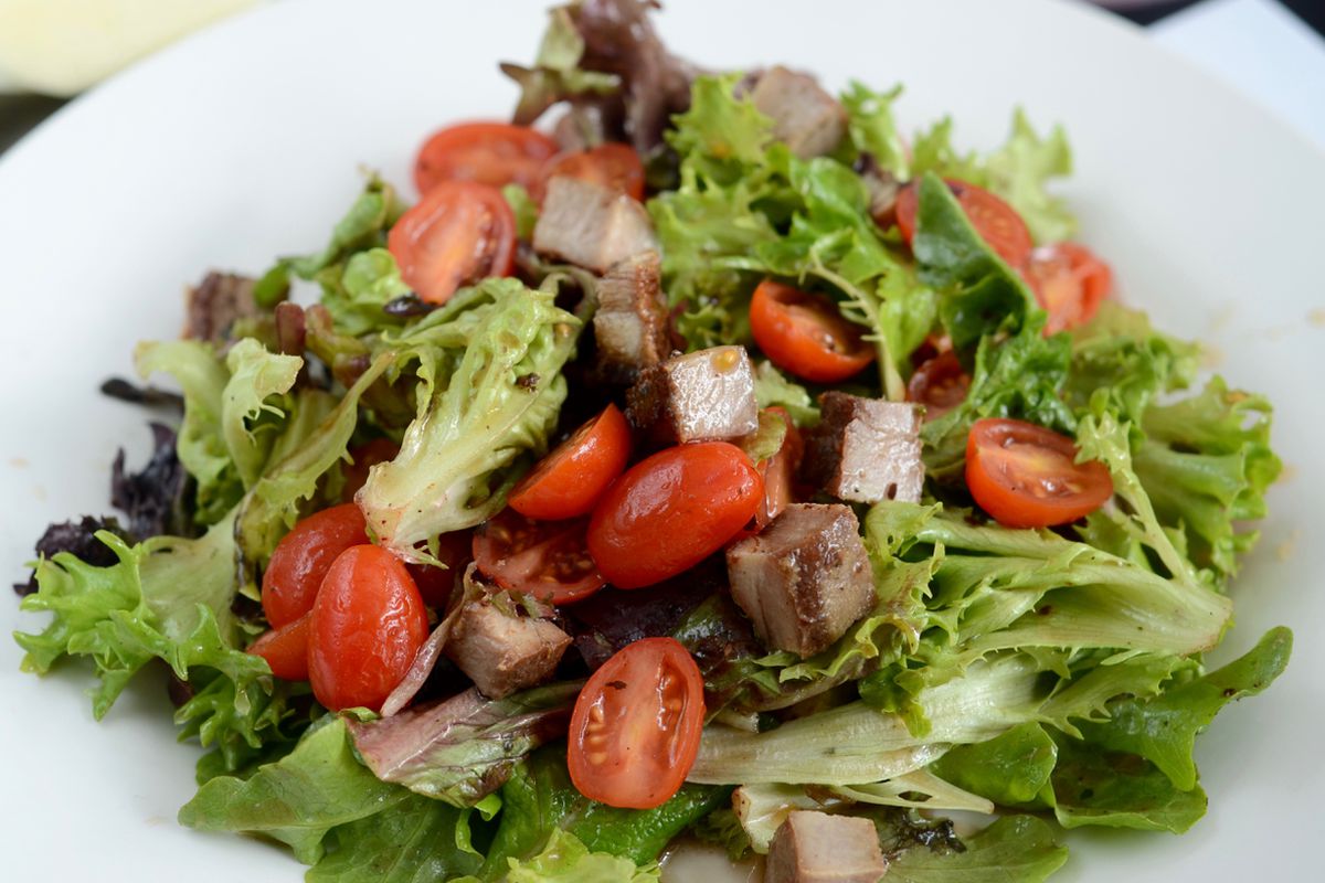 Дієтологи назвали найкорисніші заправки для салату. Завжди залишайтеся стрункими.