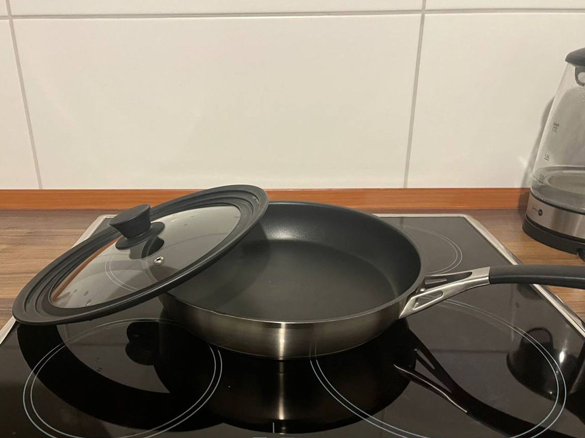 Хитрі способи застосування кришки від сковороди не за прямим призначенням. Цікаві трюки, про які повинна знати кожна господиня.