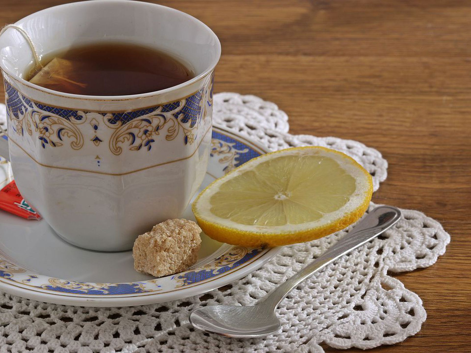 Правила чайного етикету: чи можна їсти лимон з напою. Як правильно пити чай з лимоном.
