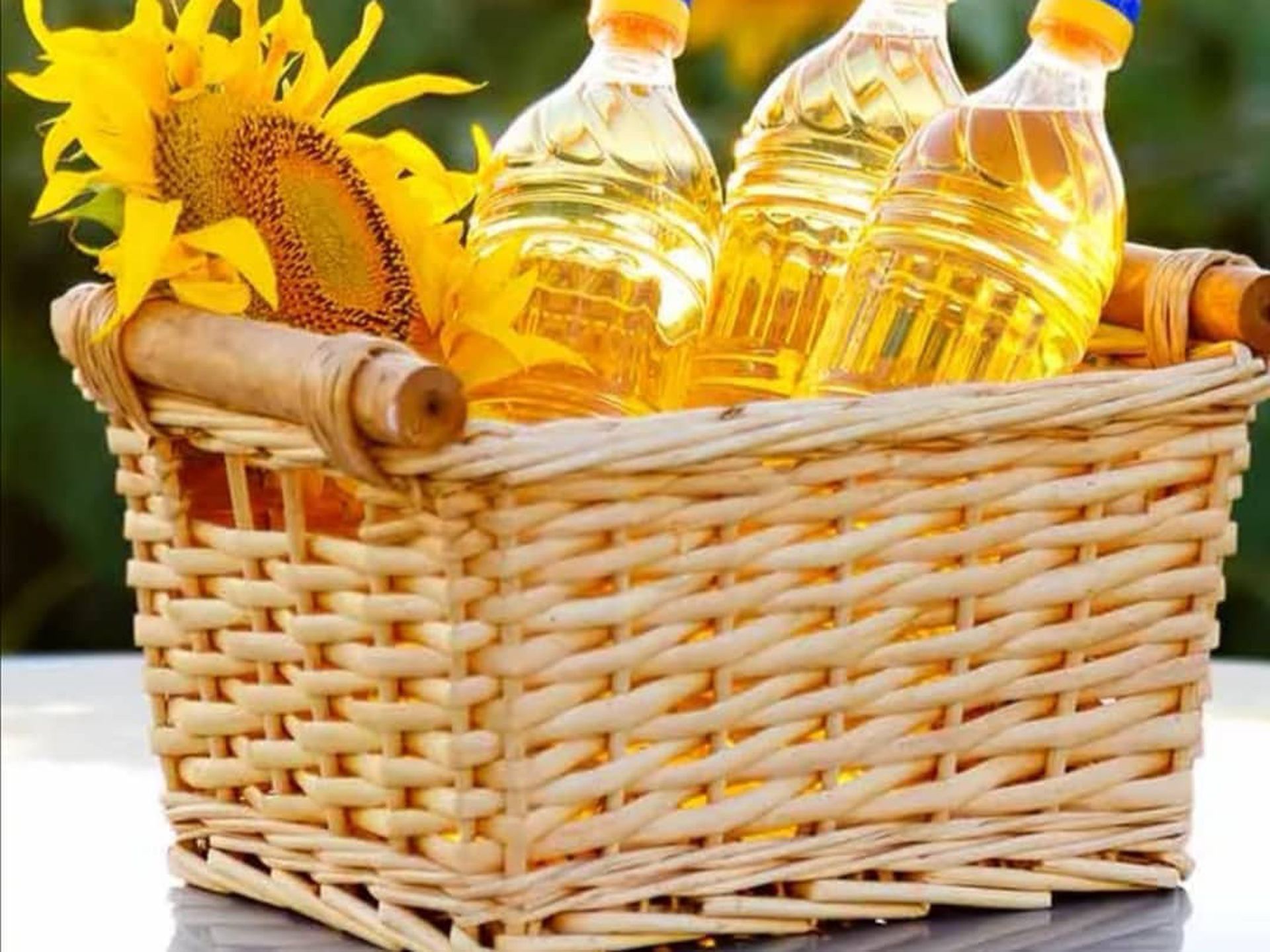 Прості способи заощадження рослинної олії, щоб пляшки вистачило на кілька місяців. Помірне вживання олії покращить ваше здоров'я.
