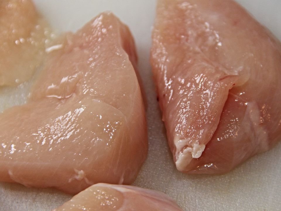 Ознаки, які вказують на те, що ваша курка не придатна для вживання в їжу. Якщо ви помітите їх, то це м'ясо небезпечно їсти.