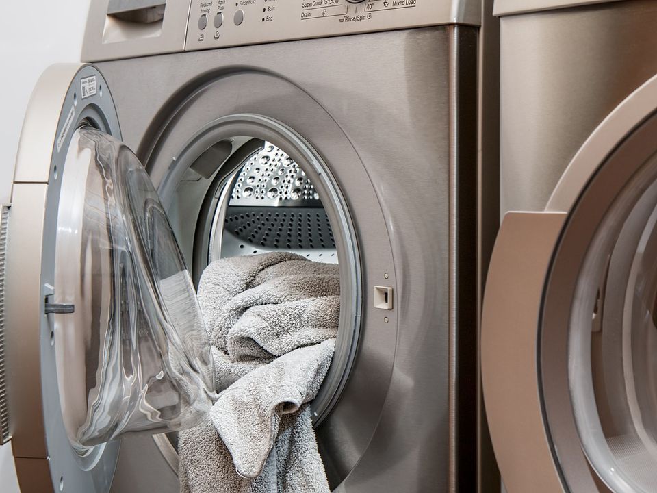 Якщо одяг після прання неприємно пахне — треба просто правильно очистити пральну машинку. Найефективніші способи.