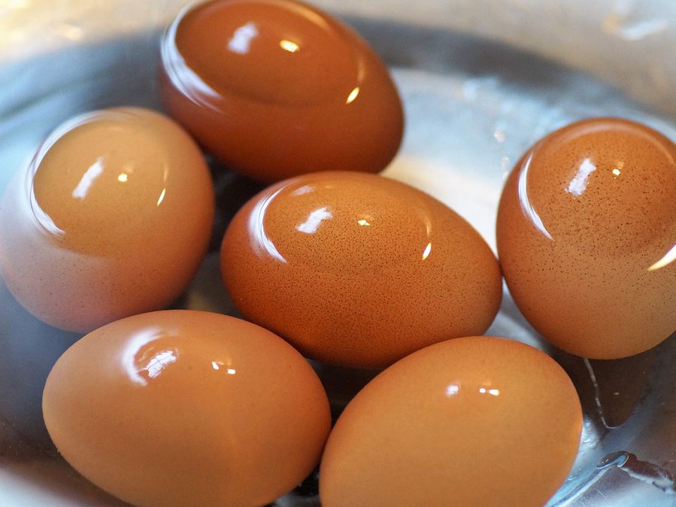Навіщо класти сірники в каструлю при варінні яєць: цим користуються кухарі. Деякі кулінарні лайфхаки не можна пояснити науково, але вони працюють.