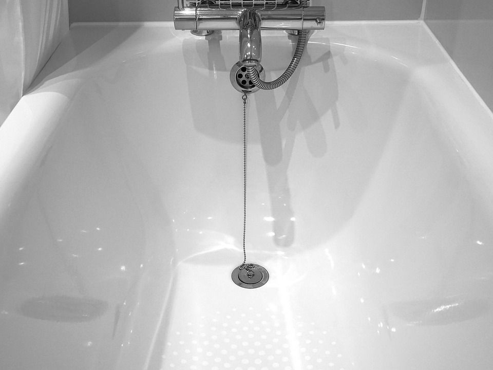 Очищаємо ванну до стану новенької за допомогою простих компонентів. Всі необхідні для цього кошти вже є у вас вдома!