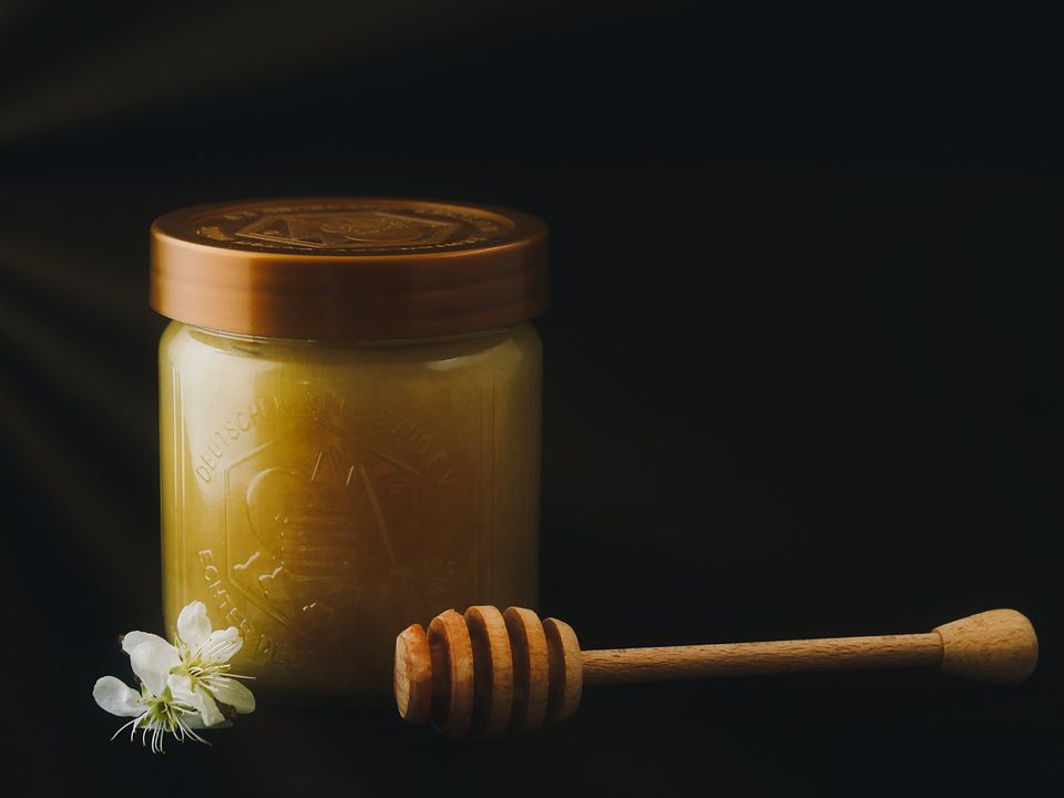Чи можна їсти старий мед без ризику для здоров'я. Як впливає на організм вживання давнього бджолиного продукту.