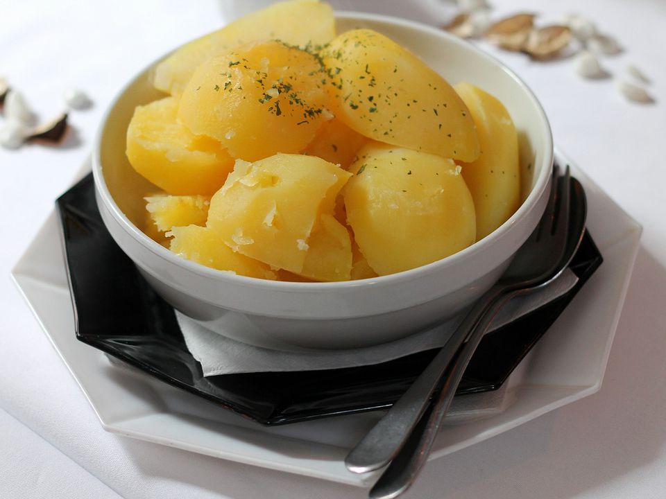 Чому картопля чорніє після варіння і як цього уникнути. Проблему вирішить один простий інгредієнт.