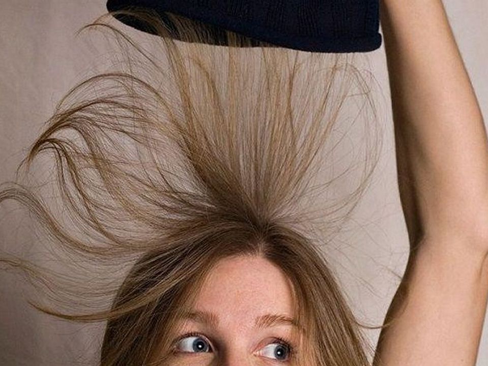 Що робити, якщо волосся електризується від шапки. Як не псувати зачіску в холоди.