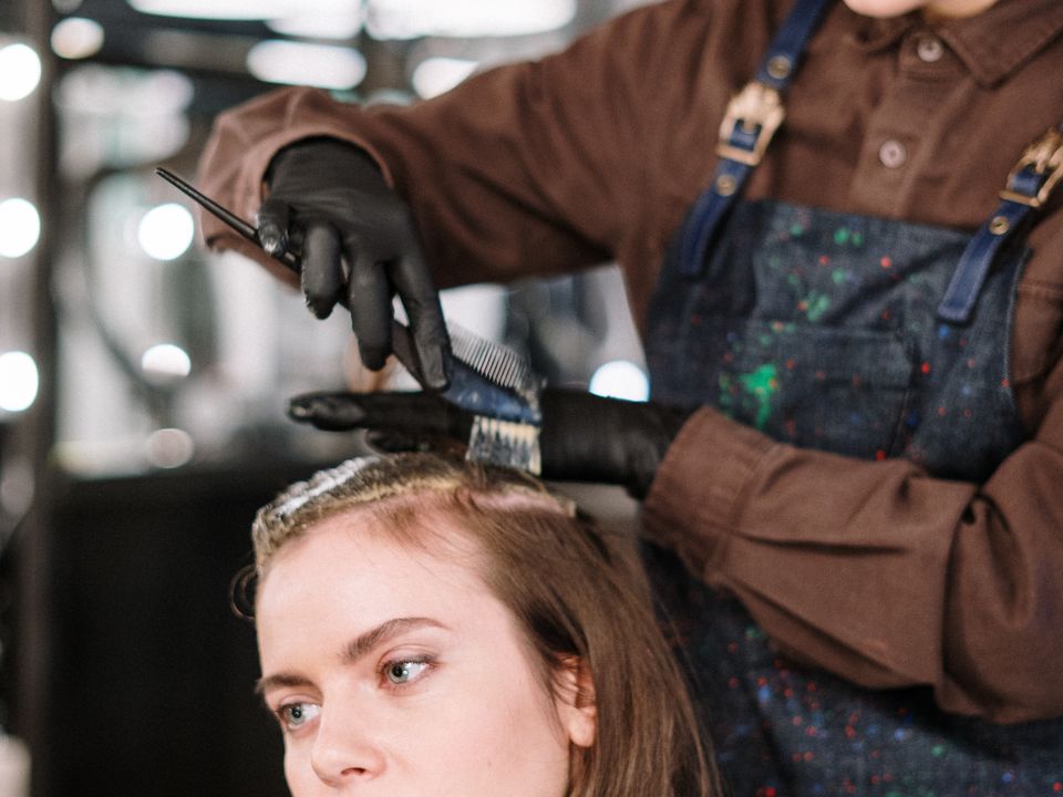 Як швидко підготувати волосся до фарбування: прості поради від експертів. Ці правила допоможуть надовго зберегти гарний відтінок.