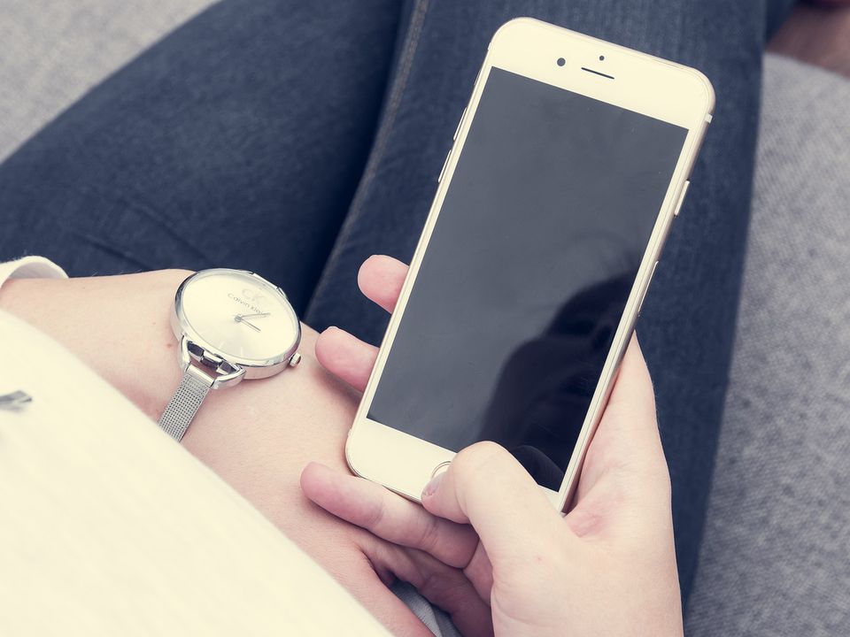 Медики розповіли, як максимально знизити стрес від повідомлень в смартфоні. Оповіщення сильно нервують людей.