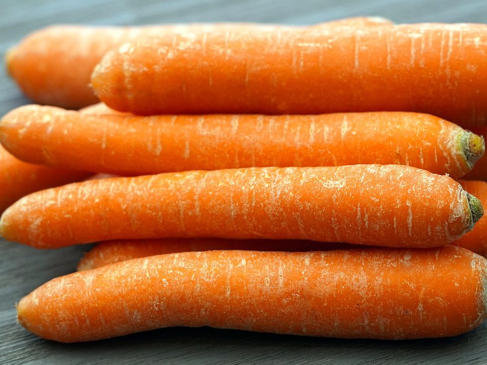 Простий трюк, завдяки якому в'яла морква стане знову хрусткою. Ось у що потрібно занурити овоч.
