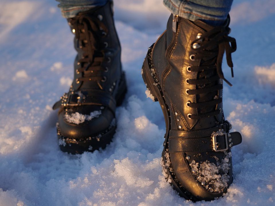 Три копійчані способи, які захистять взуття від промокання взимку. Як можна зробити взуття стійким до вологи.