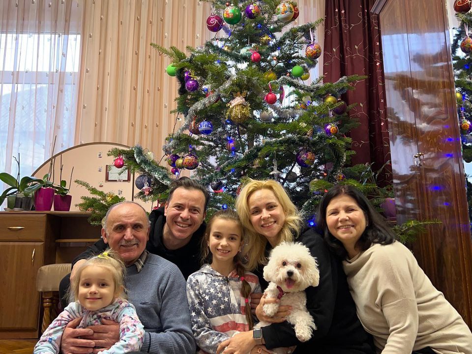 Лілія Ребрик показала зворушливе сімейне фото, де з рідними позує біля різдвяної ялинки. Традиції залишаються незмінними — збиратися родиною у період новорічних свят.