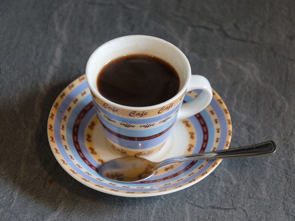 Основні причини, чому гурмани додають щіпку солі до кави. Секрети приготування напою.