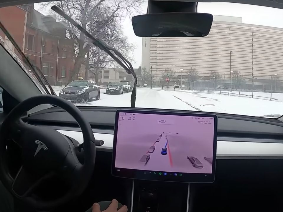 Водій показав як автопілот Tesla божеволіє на засніжених вулицях. Тестування нової прошивки Full Self-Driving.