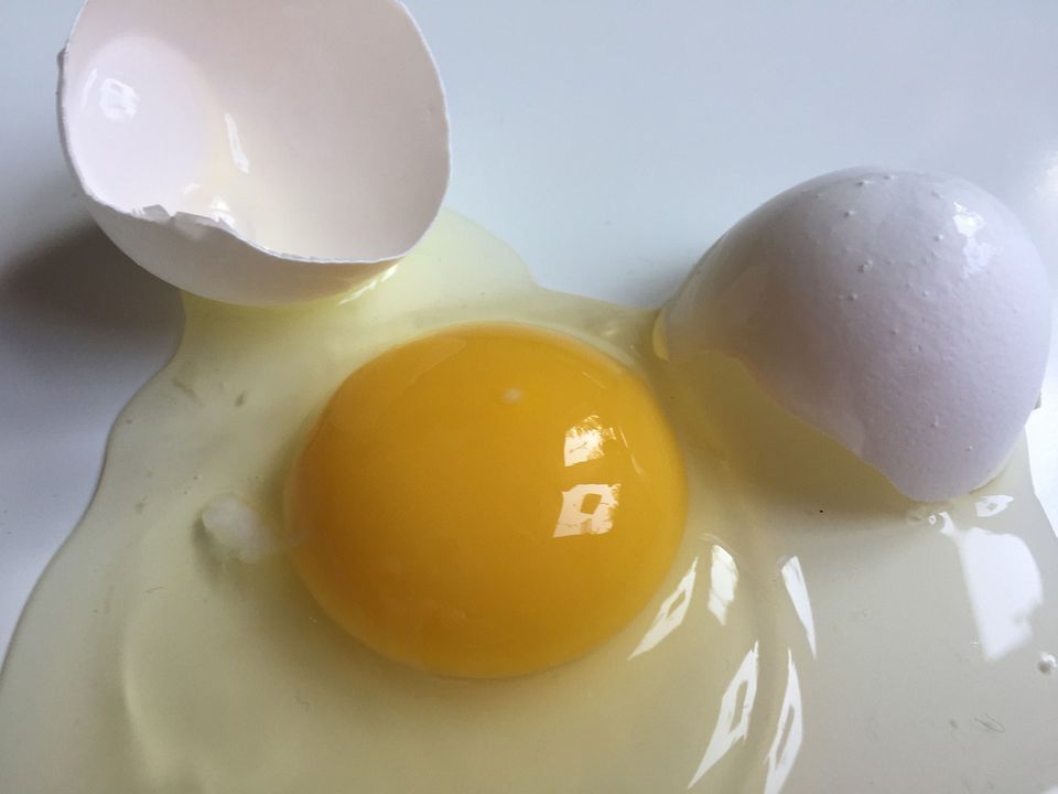 Випадок чи доля – розбити яйце: що означає прикмета та як нейтралізувати наслідки. Яйце розбилося — що обіцяє така неприємність.