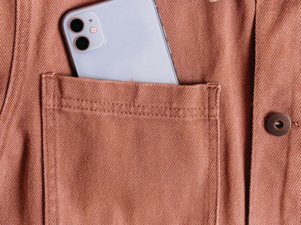 Мобільний телефон: де його краще носити і куди класти не рекомендується. Не тримайте гаджети в кишенях штанів або біля серця.