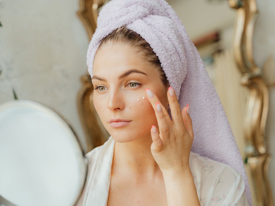 Косметологи пояснили, який крем взимку не варто використовувати. Такий засіб лише погіршить стан шкіри.