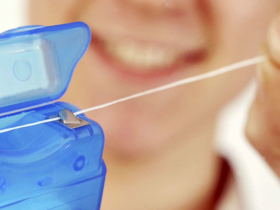 Корисні лайфхаки із зубною ниткою: не тільки для зубів. Як використовувати зубну нитку в побуті.