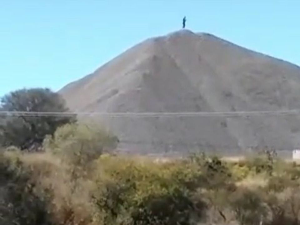 У Мексиці кілька очевидців помітили гігантські фігури, що стоять на вершинах пагорбів. Паранормальні відео стали вірусними.