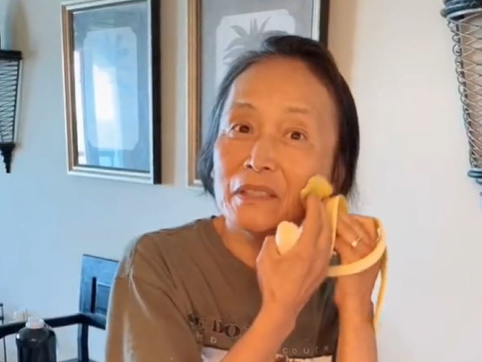 Звичайна бананова шкірка допомагає 72-річній жінці виглядати на 40. Незвичайний прийом проти зморшок.