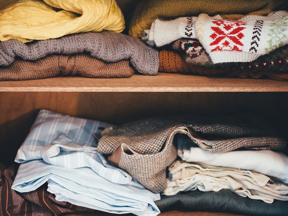 Чому народні прикмети не рекомендують віддавати одяг бідним. Як безпечно передати речі гардероба.