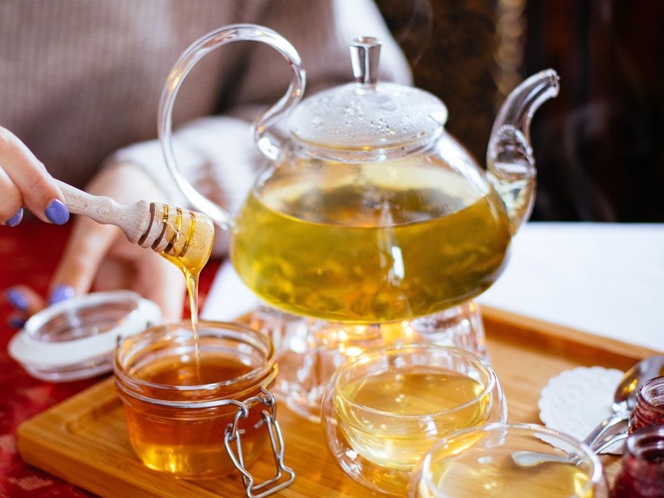 Чай з медом: розкриваємо секрети, як правильно його приготувати та пити. Гарячий мед в чай — шкідливо це чи корисно.