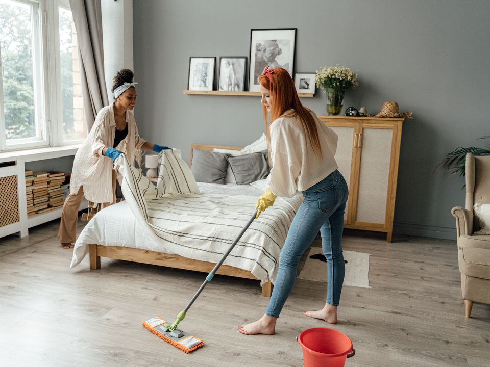 Чому прибирати будинок потрібно з ранку й інші правила чистоти. Прибирання — справа відповідальна і багато в чому нудна.