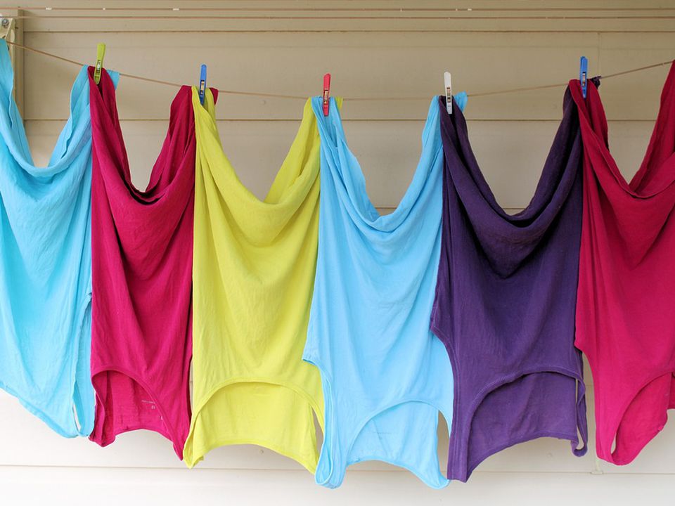 Просте правило від експертів, яке допоможе запобігти вицвітанню одягу при пранні. Для деяких господинь це буде новина.
