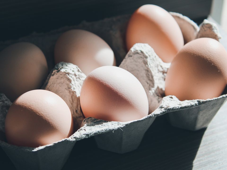 Ознаки, за якими курячі яйця вживати небезпечно, їх потрібно негайно викинути. З такими продуктами варто поводитися обережно, щоб уникнути біди.