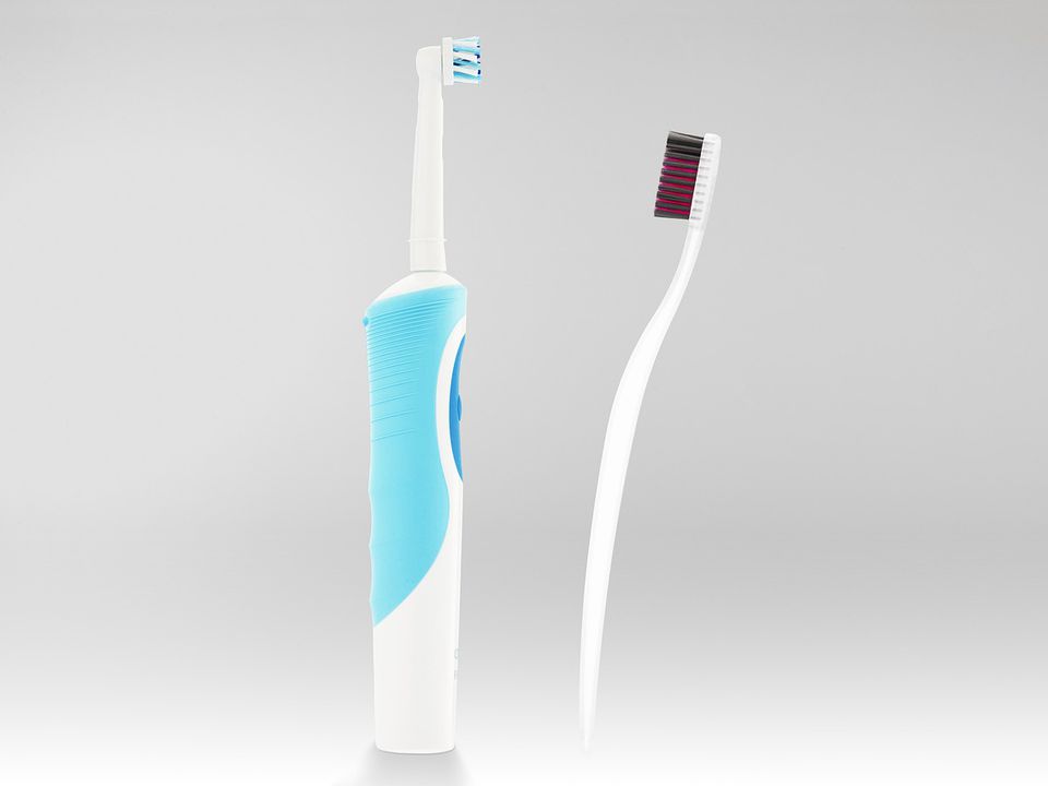 Електрична чи звичайна зубна щітка: якому гаджету віддати перевагу. В чому відмінності між двома видами інструментів.